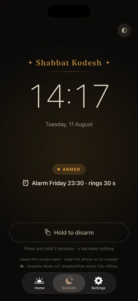 ShabbatRise Bedside Mode showing a dim night clock while the phone charges (app in English)