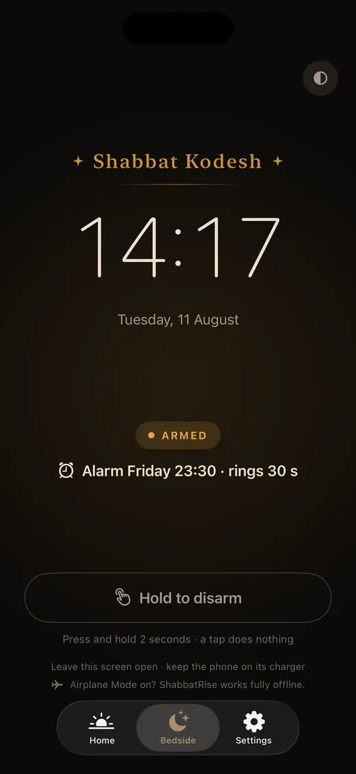 ShabbatRise Bedside Mode showing a dim night clock while the phone charges (app in English)
