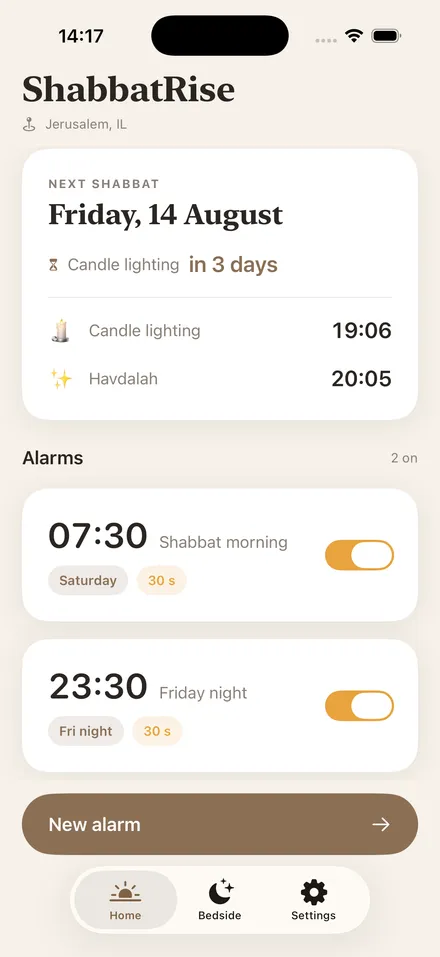 ShabbatRise home screen with Friday night and Shabbat morning alarms armed (app in English)